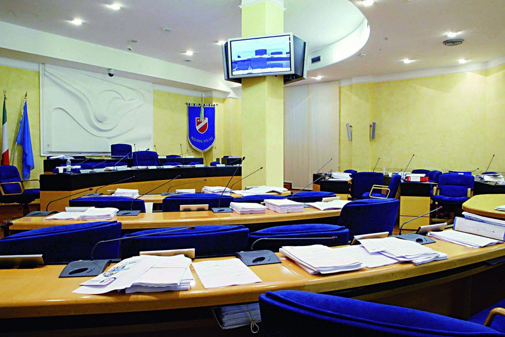 Vitalizi, tagliati gli assegni degli ex consiglieri