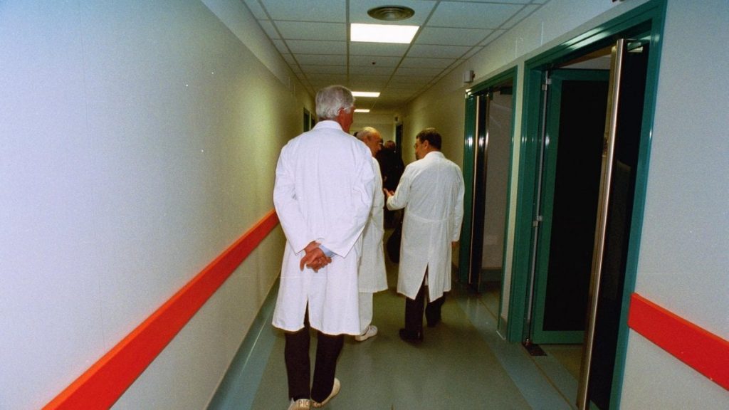 Un emendamento al decreto Calabria autorizza il richiamo dei pensionati in corsia, ma è giallo