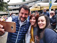 Salvini accolto da 200 striscioni, lui su Fb: mi diverte, è democrazia