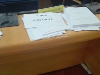 Un ‘biglietto’ per Facciolla sullo scranno, le Carresi irrompono a Palazzo D’Aimmo