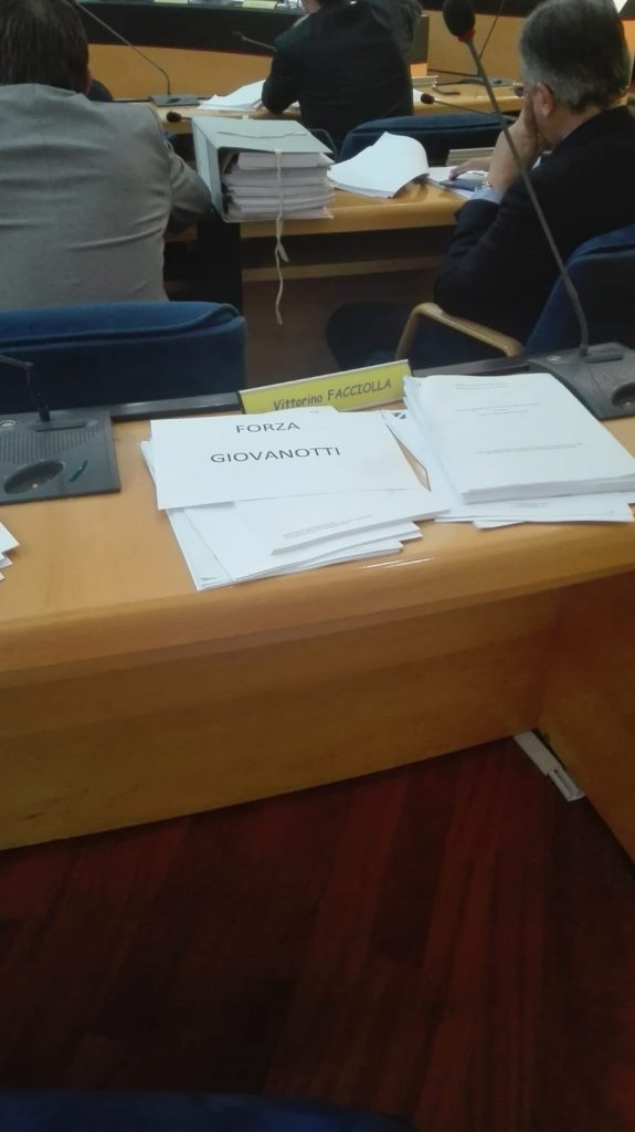 Un ‘biglietto’ per Facciolla sullo scranno, le Carresi irrompono a Palazzo D’Aimmo