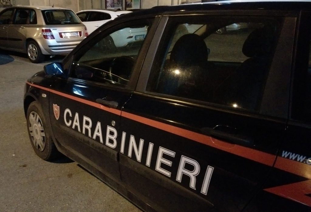 Inseguiti dai Carabinieri si schiantano in pieno centro a Isernia
