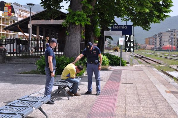 Isernia, alcolista perde casa e lavoro: salvato dai poliziotti di quartiere