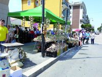 Sua maestà la cipolla regina della festa: migliaia di turisti invadono il capoluogo pentro