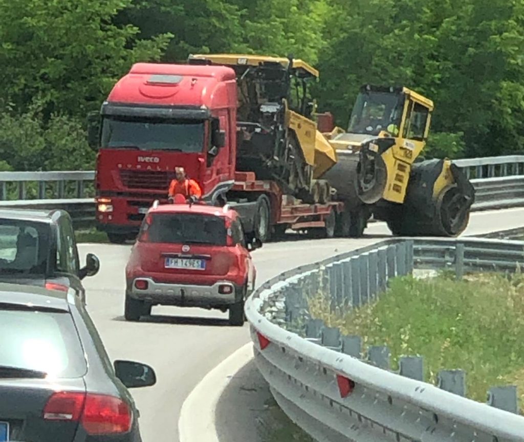 Rullo compressore scivola via dal tir, paura sulla SS 17