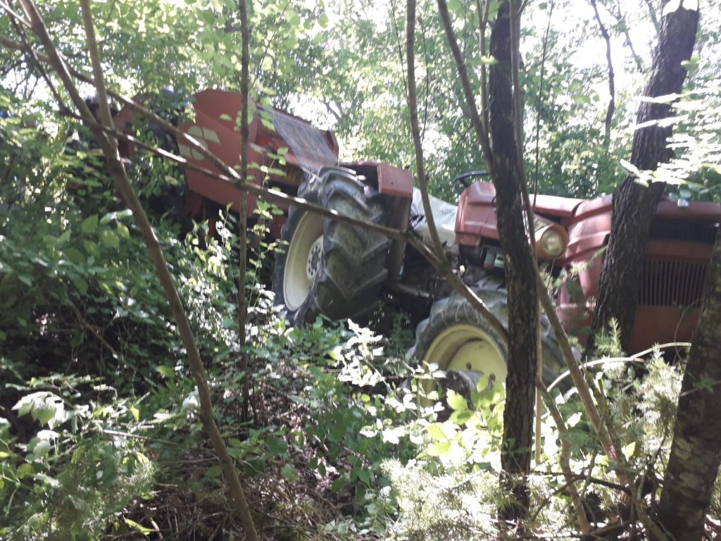 Bagnoli del Trigno, trattore si ribalta: agricoltore salta dal mezzo e si salva
