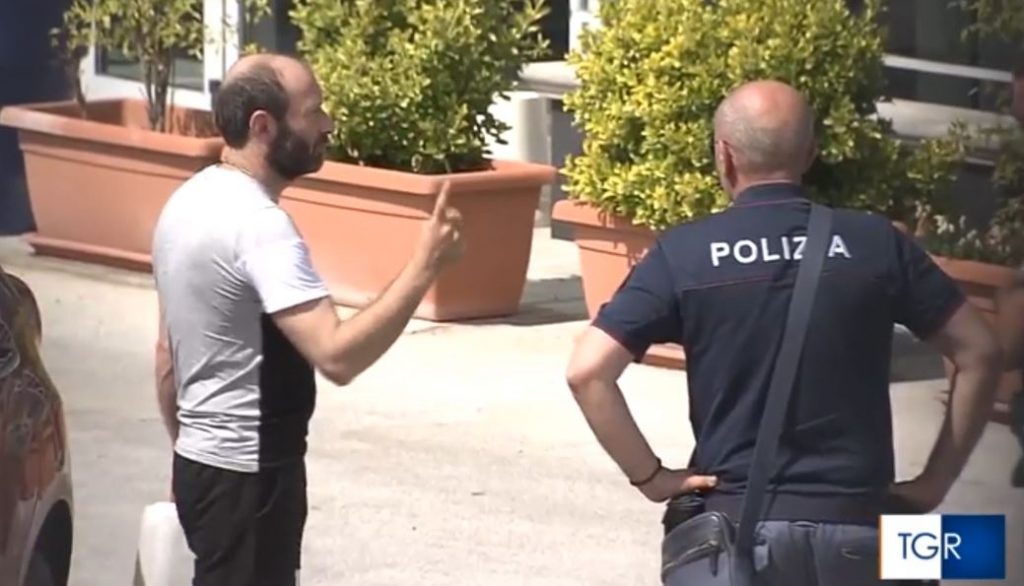 Non può vedere i figli, minaccia di darsi fuoco davanti alla sede Rai