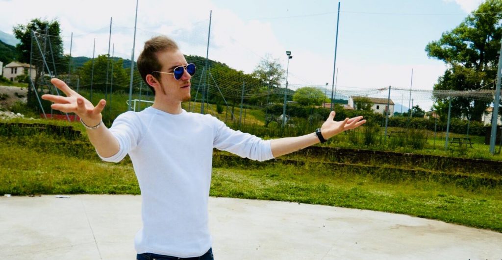 Più rispetto per l’ambiente nel remake di ‘Soldi’ firmato dall’artista Agostino Arcaro