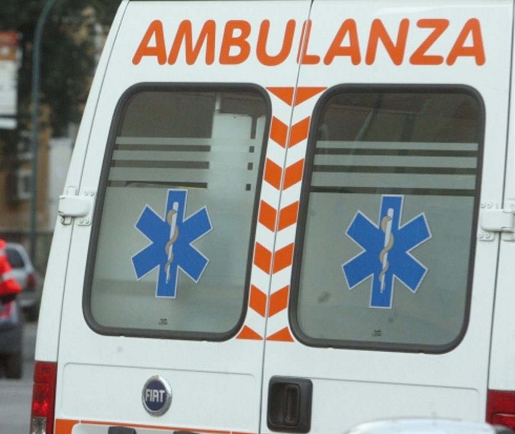 Accusa un malore mentre è alla guida e tampona un’auto, muore 61enne