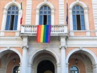 Sulla facciata del Comune sventola la bandiera rainbow, a Campobasso è il giorno del Pride