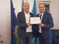 Il senso umanitario precede la sua fama, Micone ringrazia Mucci