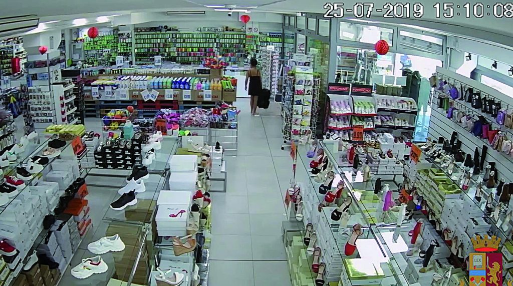 Campobasso, distrae la commessa mentre la figlia commette il furto: 2 rom denunciate