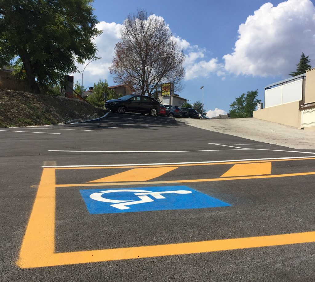 Campobasso, stalli per disabili in pendenza: è ancora bufera sul parcheggio in viale Manzoni
