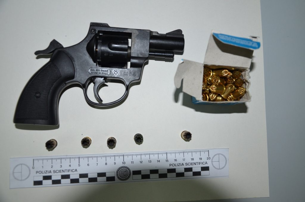 Panico al centro storico di Campobasso, esplode 5 colpi di pistola dalla finestra: denunciata