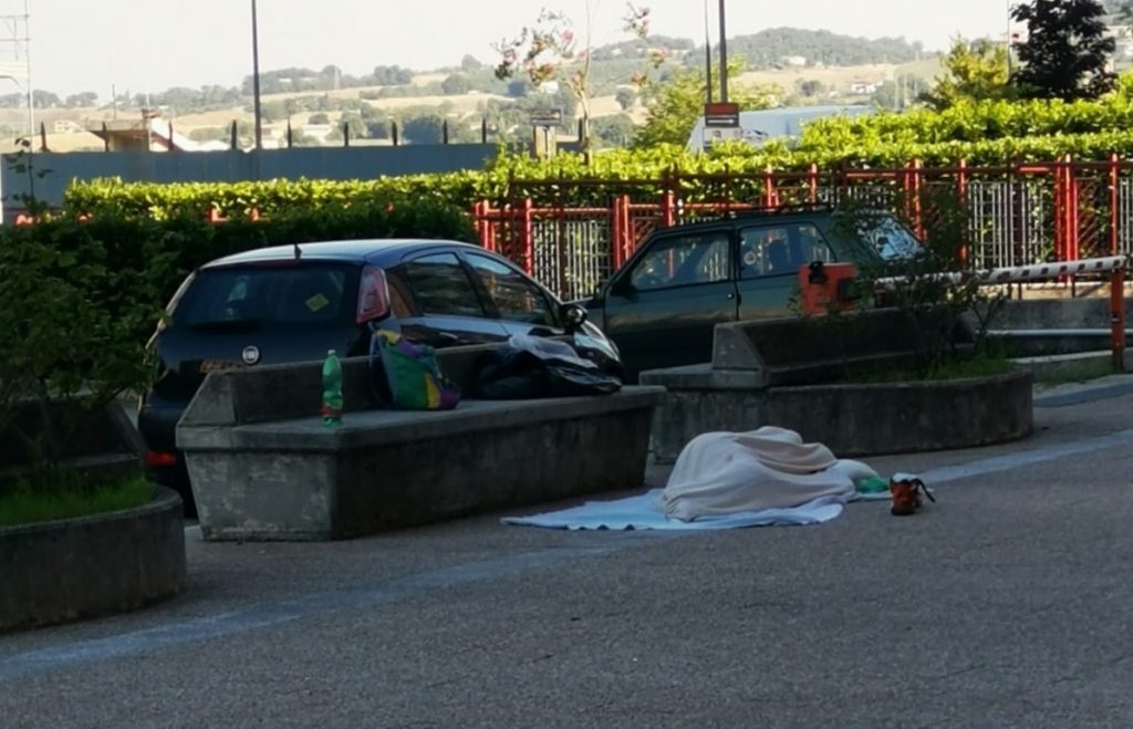 Campobasso, dramma della solitudine in pieno centro: dorme in strada da 3 mesi