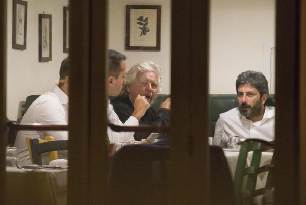 Anti-establishment 5-Star Movement (M5S) chief Beppe Grillo (C), Luigi Di Maio (L) and Roberto Fico at restaurant in Rome, 7 September 2016. 
ANSA/PAOLO GARGINI