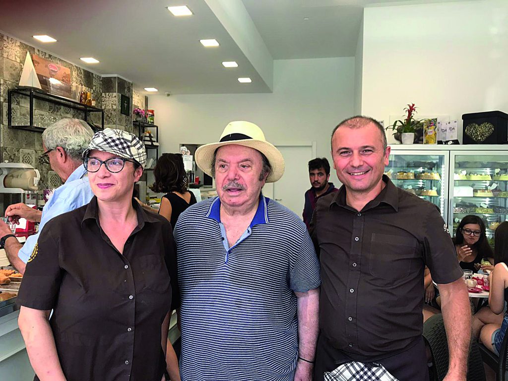 Lino Banfi ospite di amici a Termoli, selfie a sorpresa in una pasticceria del centro