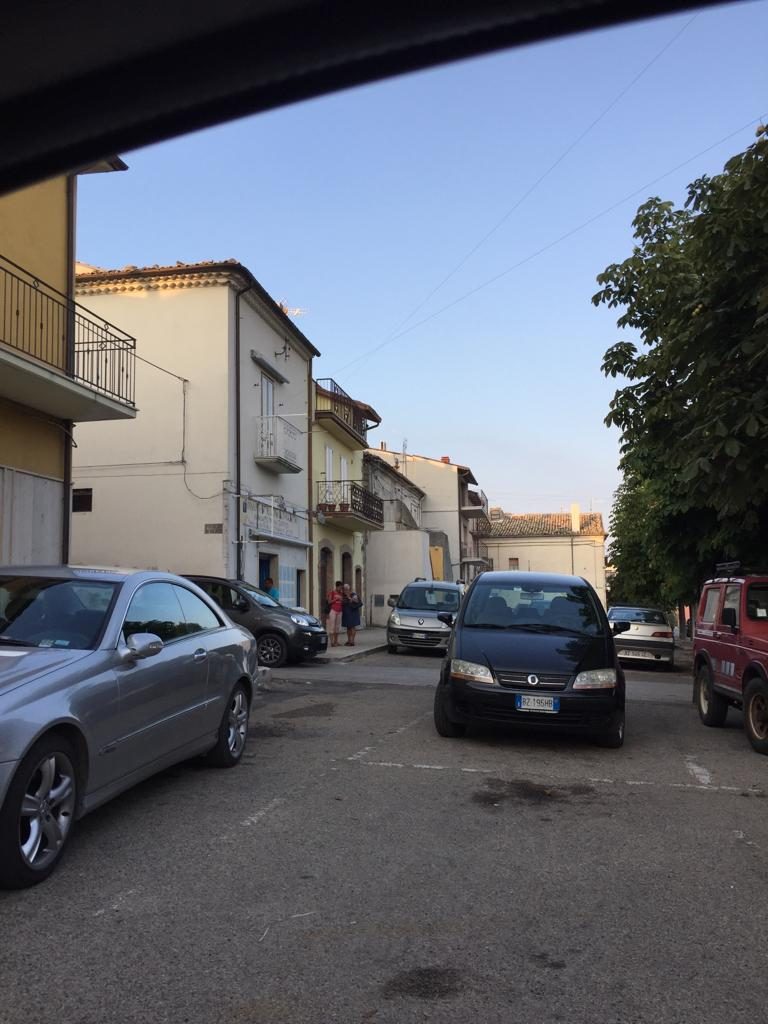 Anziano si getta dal balcone e muore a Santa Croce