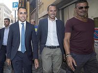 Il ministro del Lavoro dello Sviluppo economico e vicepremier Luigi Di Maio con il sottosegretario per gli Affari Esteri Manlio Di Stefano a piedi raggiungono un ristorante per pranzo durante l'incontro tra gli esponenti del M5s ed il Pd alla Camera, Roma, 23 agosto 2019. ANSA/ANGELO CARCONI