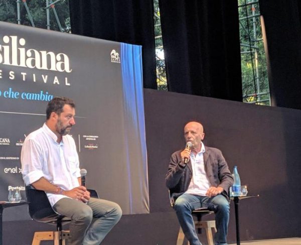 Il leader della Lega, il vicepresidente del Consiglio e ministro dell'Interno Matteo Salvini,  intervistato dal direttore de Il Giornale  Alessandro Sallusti (R) al festival della Versiliana, Marina di Pietrasanta (Lucca), 18 agosto 2019. ANSA/LEONARDO ROSELLI