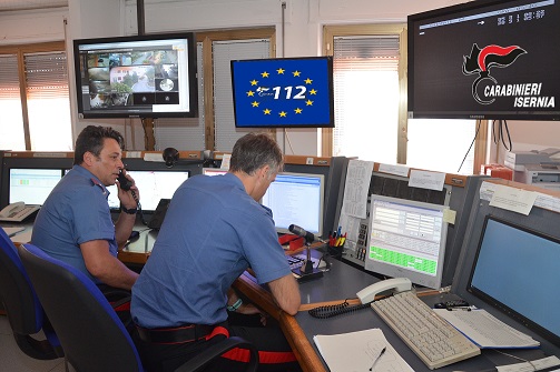 Vagava sola e in stato confusionale sulla SS 17: donna salvata dall’Arma