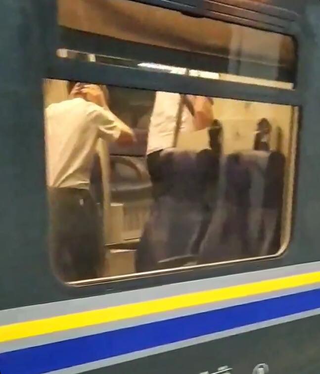 Scoppia un tubo sul treno, passeggeri storditi