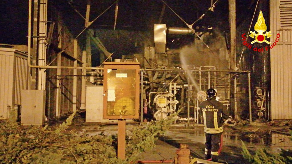 Incendio alla centrale, Enel rassicura ma scoppia la polemica