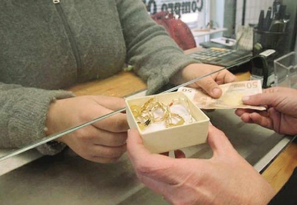 Isernia, colf ruba oro all’anziana che l’aveva assunta