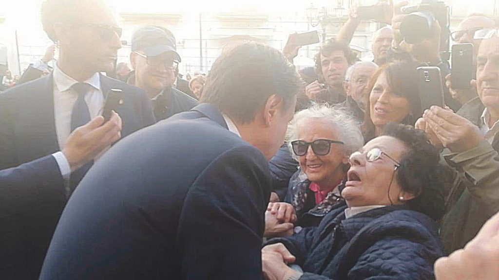 Baci, abbracci e selfie: Conte ammaliato dalle ‘signorinelle’