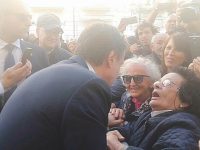 Baci, abbracci e selfie: Conte ammaliato dalle ‘signorinelle’