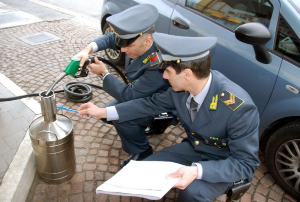 Isernia, carburante ‘taroccato’: benzinaio denunciato per frode dalla Finanza