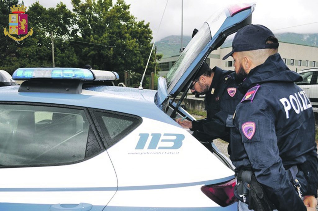 Telefonino alla guida, stretta della Polizia a Isernia: raffica di multe in poche ore