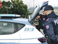 Telefonino alla guida, stretta della Polizia a Isernia: raffica di multe in poche ore