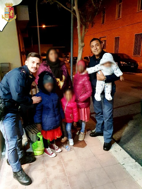 In cerca di un posto per dormire insieme ai suoi figli, salvata da due ‘angeli’ isernini