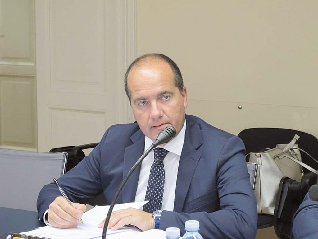 Identificazione e sicurezza, Micone cambia le regole di accesso all’Aula