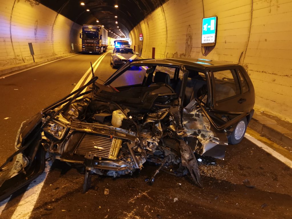Tragedia sulla SS 158: frontale tra due auto in galleria, muore 90enne