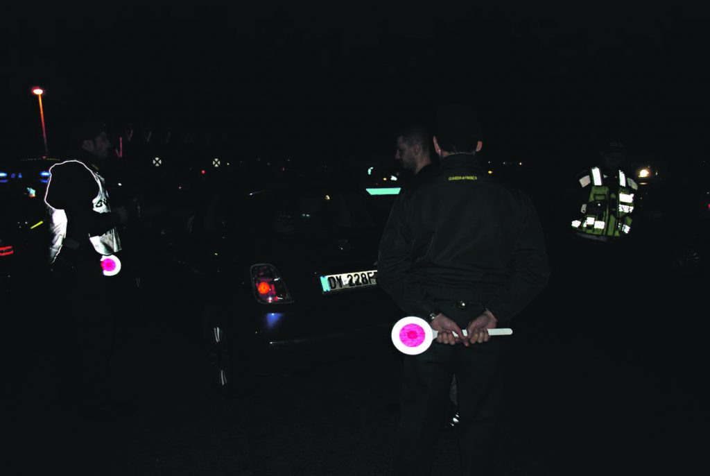 Forzano un posto di blocco, conflitto a fuoco a Montaquila. Ferito un malvivente – IL VIDEO