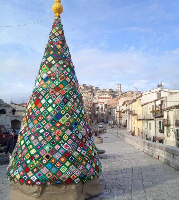 Genova sfida Trivento: a Natale un albero di 11 metri realizzato con 4500 mattonelle colorate