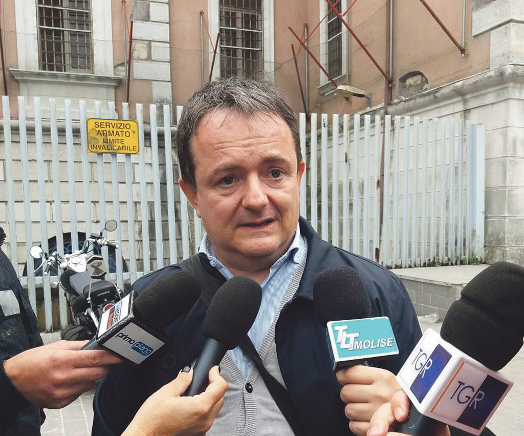 Ancora cellulari nel carcere di Campobasso, un agente finisce in ospedale