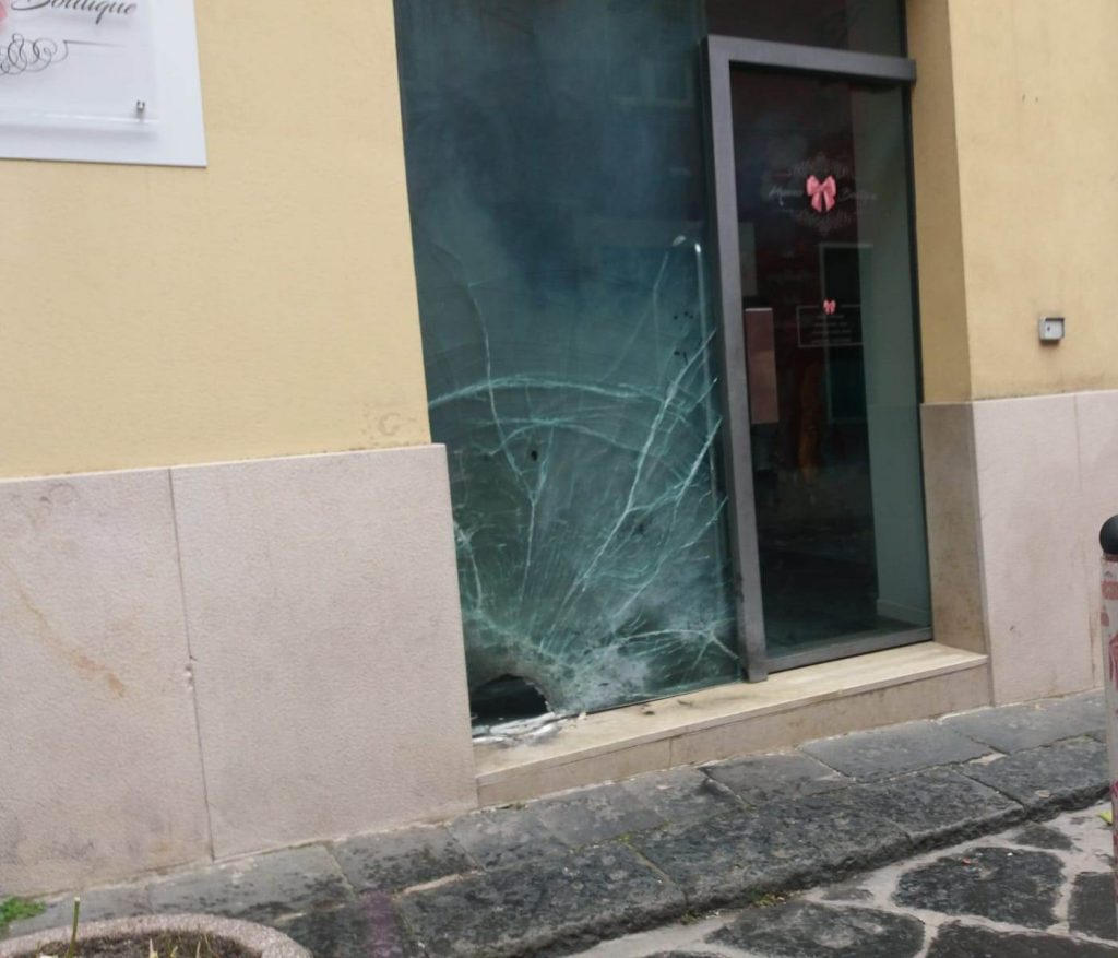 Campobasso, bomba di fronte a un negozio in pieno centro: si pensa a un atto intimidatorio