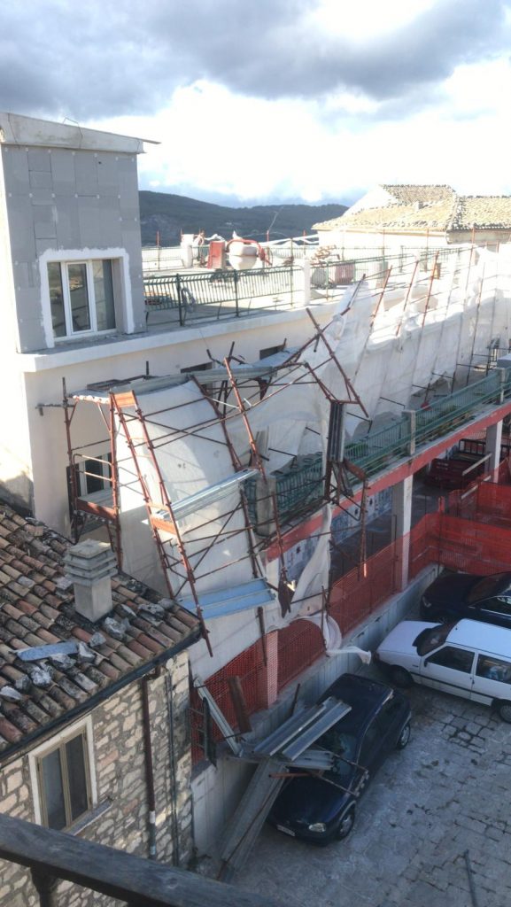 Paura a Ferrazzano, crolla l’impalcatura e danneggia un’auto in sosta