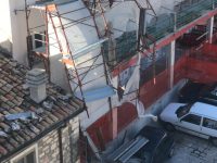 Paura a Ferrazzano, crolla l’impalcatura e danneggia un’auto in sosta