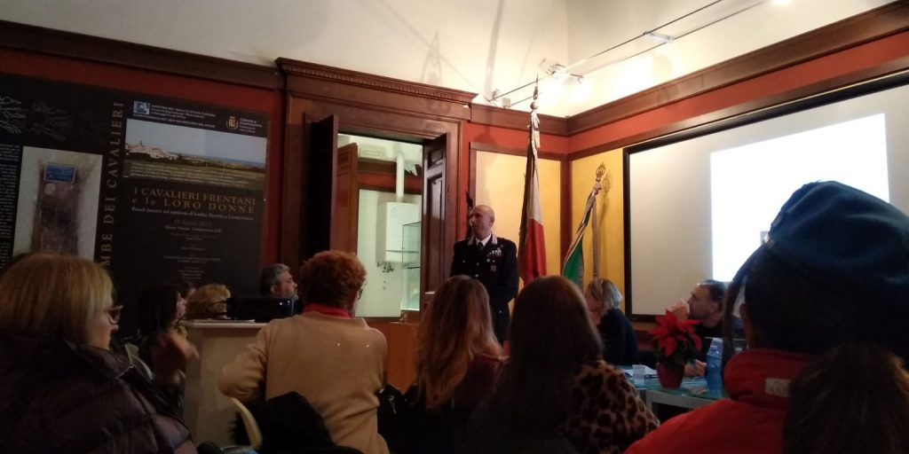 Termoli, accompagna una ragazza e tenta di abusarne in auto