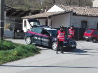 Guardiaregia, la riempie di botte e tenta di strangolarla per un prestito di denaro