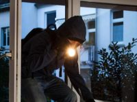 Fornelli, vanno a una veglia funebre e gli svaligiano casa: è caccia ai ladri