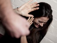 Ai domiciliari per stalking, offre soldi agli amici per minacciare l’ex moglie