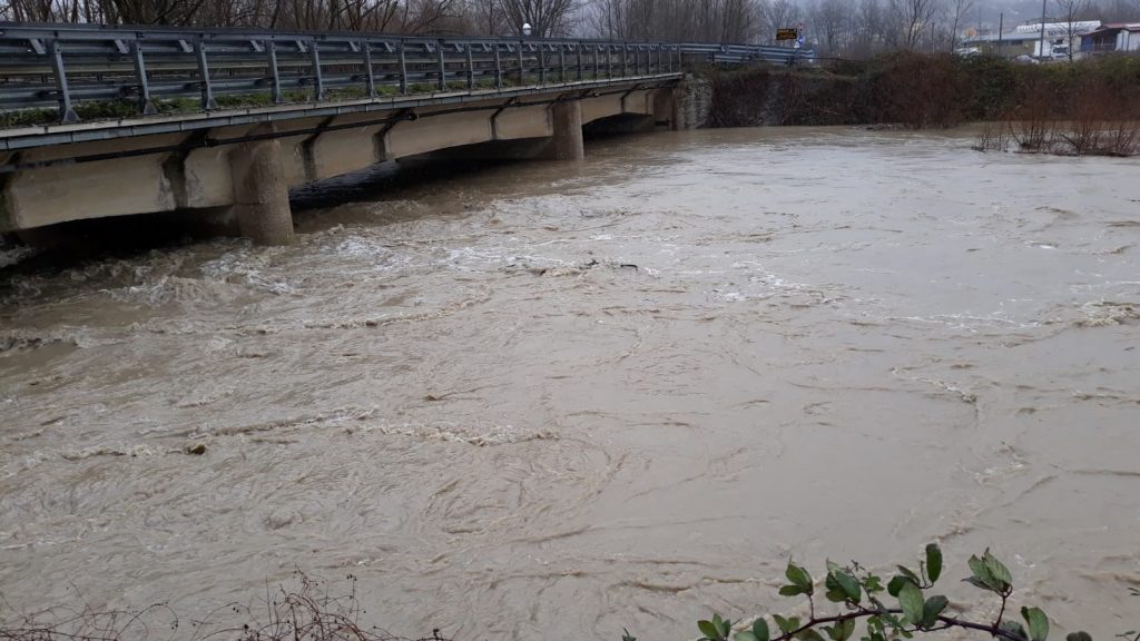 Bojano, Rio Bottone rompe gli argini di nuovo: l’acqua invade la strada Macchialonga