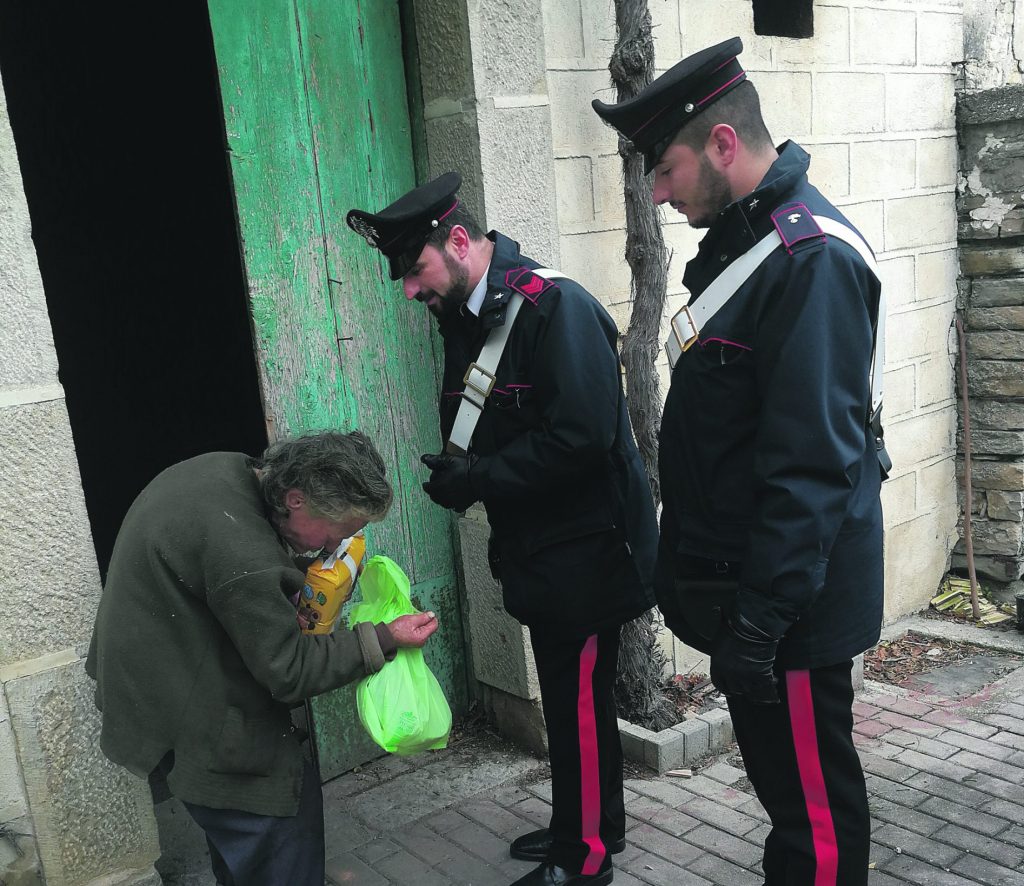 Frosolone, Natale più dolce per una nonnina sola grazie a due carabinieri