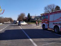 Paura sulla statale 17: due auto si scontrano, feriti e traffico in tilt