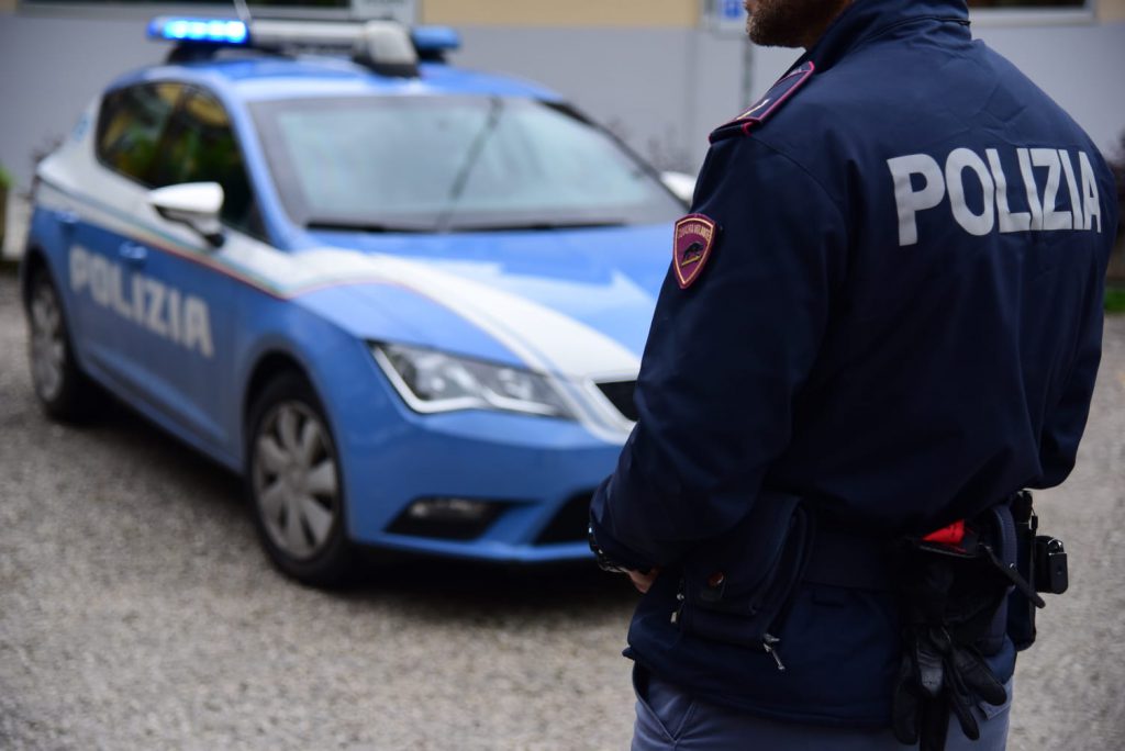 Isernia, discutono e si prendono a pugni in un locale davanti ai clienti: arriva la Polizia